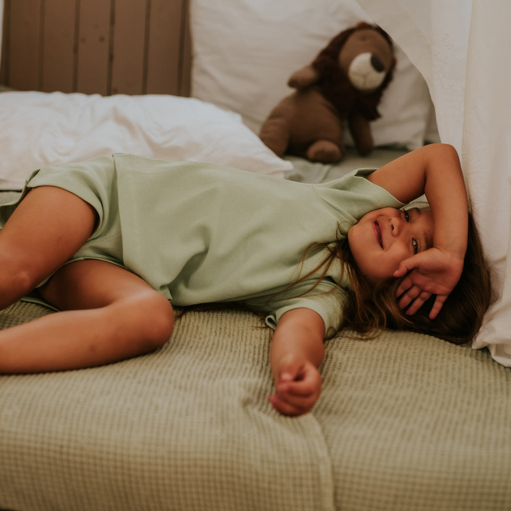 Koko Noko korte Kinderpyjama Unisex| 2-delige Pyjamaset Green | Pre-order
