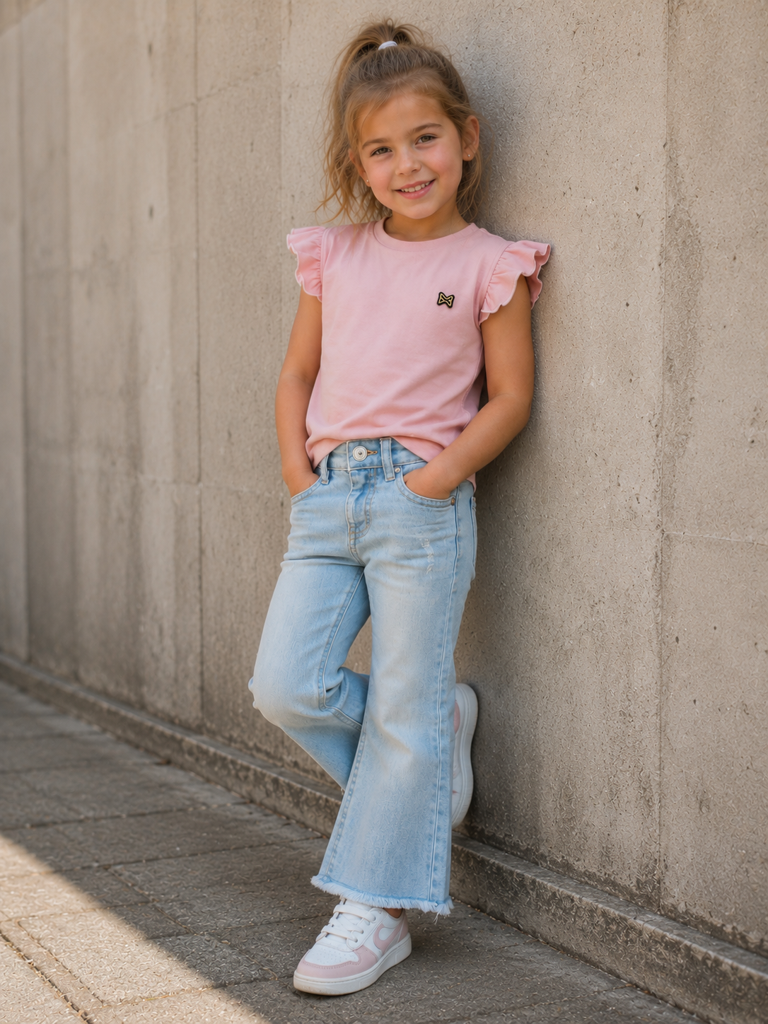 Koko Noko roze T-shirt met Dirkje flared jeans – Meisjes outfit
